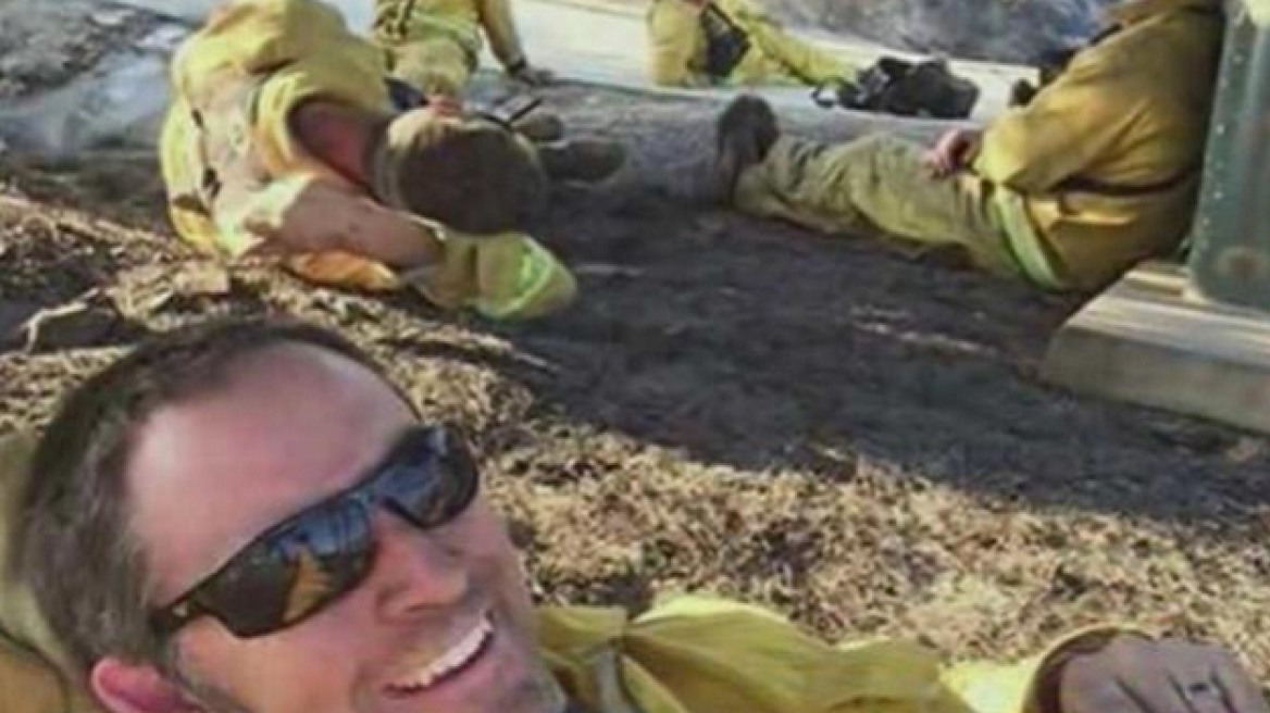 ΗΠΑ: Η selfie ενός πυροσβέστη που έγινε viral στο Διαδίκτυο